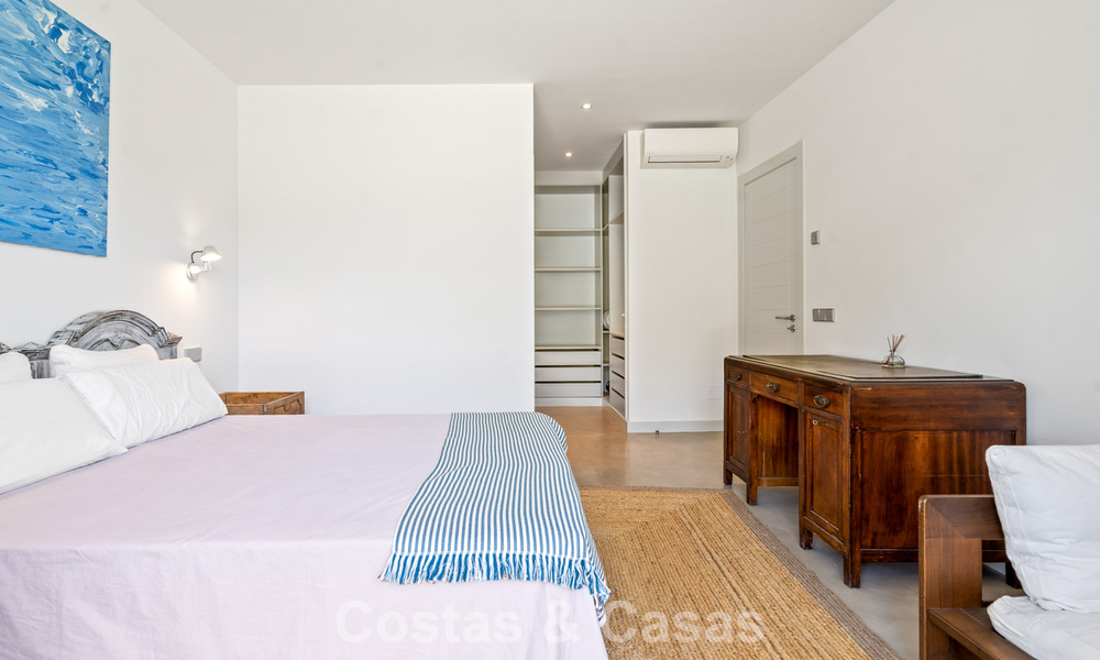 Amplia villa moderna con casa de invitados independiente en venta en El Madroñal, Benahavís - Marbella 794049