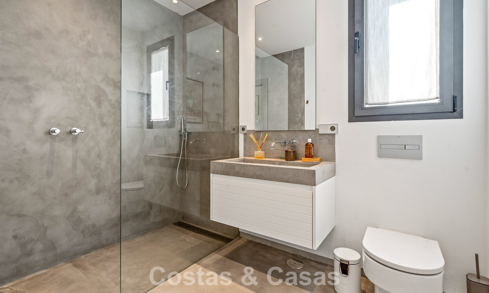 Amplia villa moderna con casa de invitados independiente en venta en El Madroñal, Benahavís - Marbella 794050