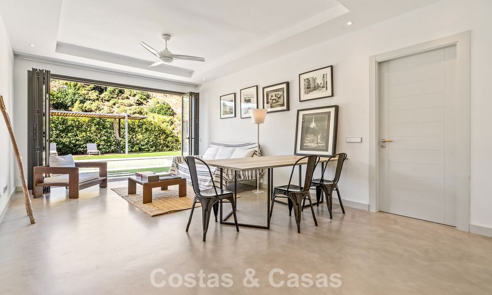 Amplia villa moderna con casa de invitados independiente en venta en El Madroñal, Benahavís - Marbella 794052