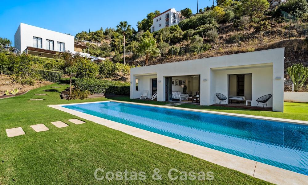 Amplia villa moderna con casa de invitados independiente en venta en El Madroñal, Benahavís - Marbella 794056