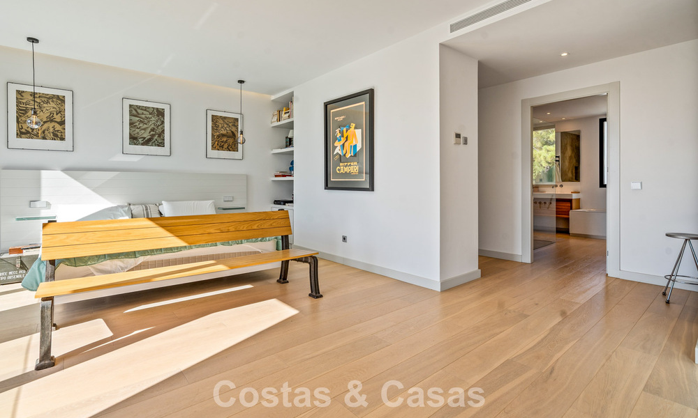 Amplia villa moderna con casa de invitados independiente en venta en El Madroñal, Benahavís - Marbella 794060