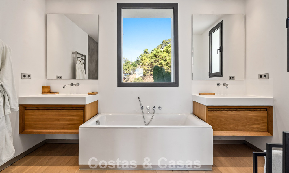 Amplia villa moderna con casa de invitados independiente en venta en El Madroñal, Benahavís - Marbella 794061