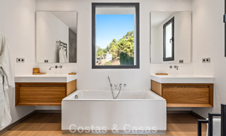 Amplia villa moderna con casa de invitados independiente en venta en El Madroñal, Benahavís - Marbella 794061 