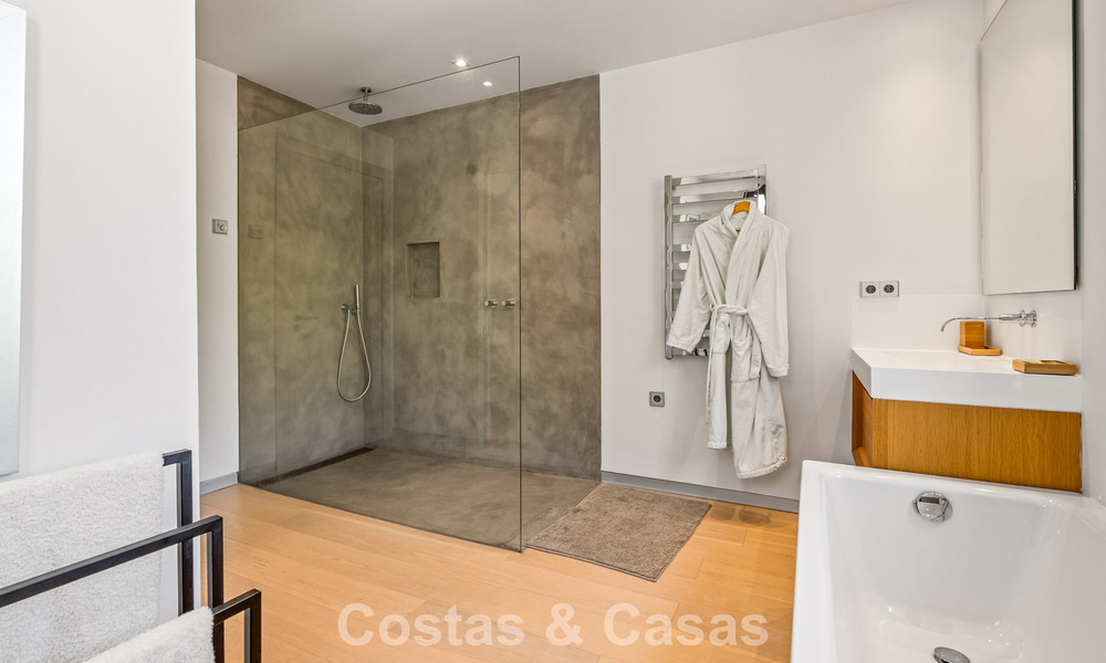 Amplia villa moderna con casa de invitados independiente en venta en El Madroñal, Benahavís - Marbella 794062