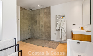 Amplia villa moderna con casa de invitados independiente en venta en El Madroñal, Benahavís - Marbella 794062 