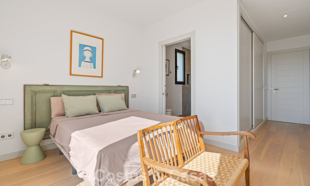 Amplia villa moderna con casa de invitados independiente en venta en El Madroñal, Benahavís - Marbella 794067