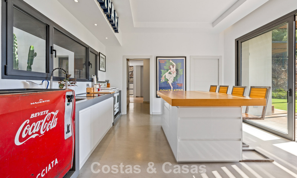 Amplia villa moderna con casa de invitados independiente en venta en El Madroñal, Benahavís - Marbella 794069