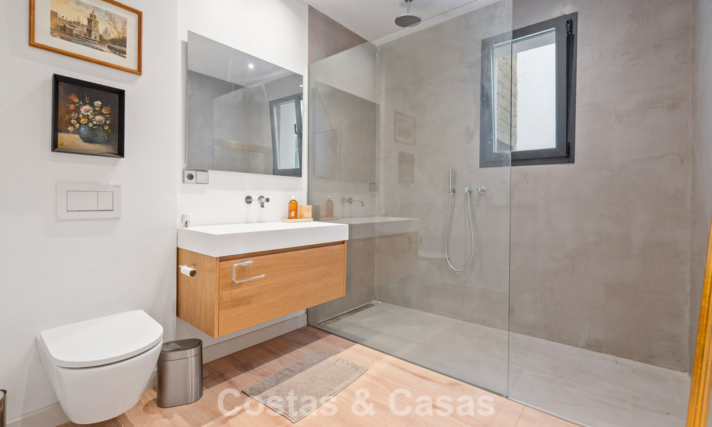Amplia villa moderna con casa de invitados independiente en venta en El Madroñal, Benahavís - Marbella 794077