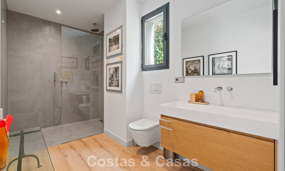 Amplia villa moderna con casa de invitados independiente en venta en El Madroñal, Benahavís - Marbella 794078