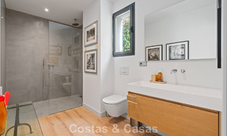 Amplia villa moderna con casa de invitados independiente en venta en El Madroñal, Benahavís - Marbella 794078 