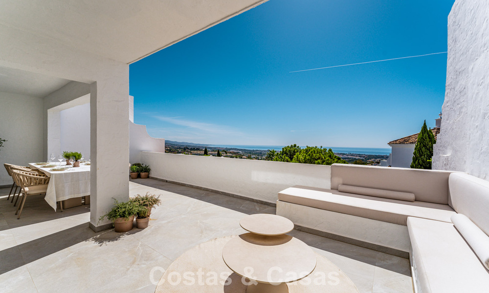Apartamento dúplex listo para entrar a vivir, lujosamente reformado, en venta en las colinas de Marbella - Benahavís 794089