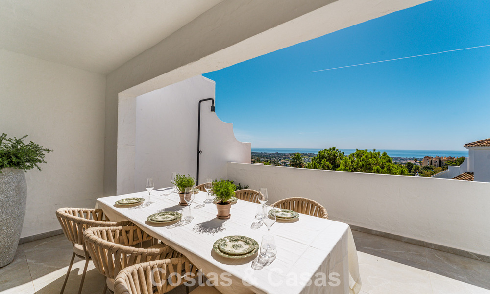 Apartamento dúplex listo para entrar a vivir, lujosamente reformado, en venta en las colinas de Marbella - Benahavís 794090