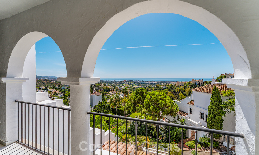 Apartamento dúplex listo para entrar a vivir, lujosamente reformado, en venta en las colinas de Marbella - Benahavís 794094
