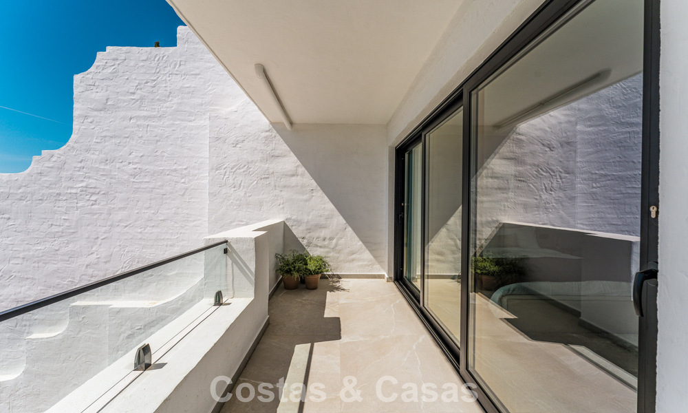 Apartamento dúplex listo para entrar a vivir, lujosamente reformado, en venta en las colinas de Marbella - Benahavís 794097