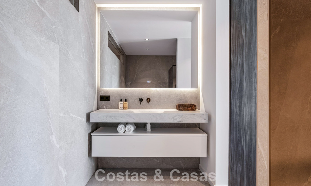 Apartamento dúplex listo para entrar a vivir, lujosamente reformado, en venta en las colinas de Marbella - Benahavís 794110