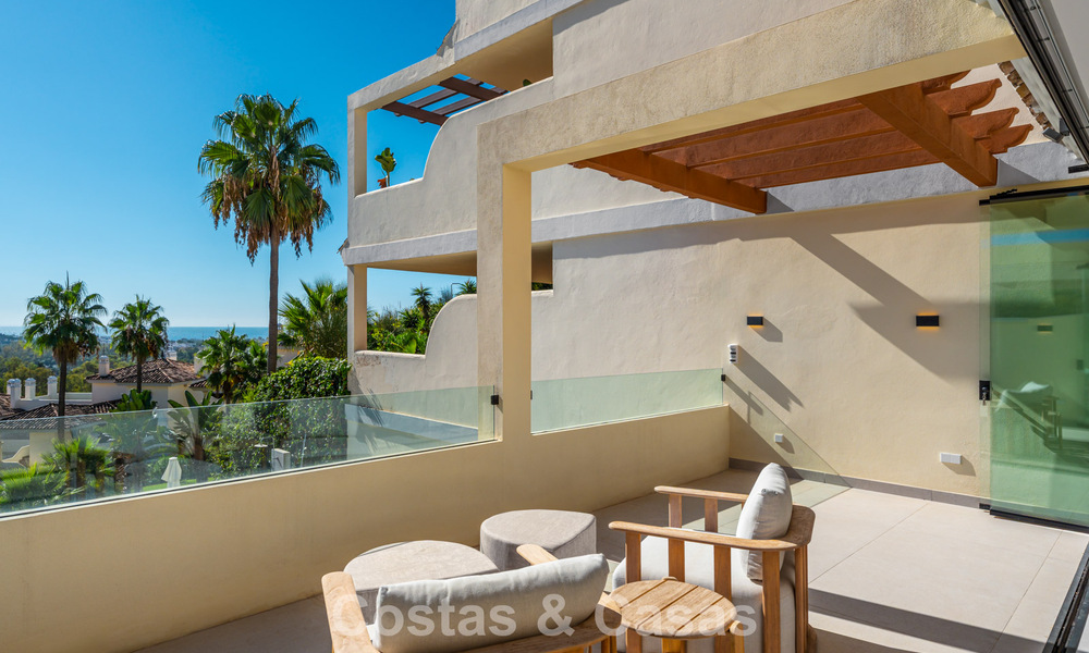 Apartamento de lujo renovado con vistas al mar en venta en la codiciada Nueva Andalucía, Marbella 794133