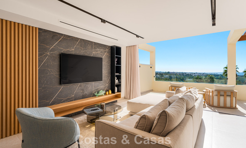 Apartamento de lujo renovado con vistas al mar en venta en la codiciada Nueva Andalucía, Marbella 794134