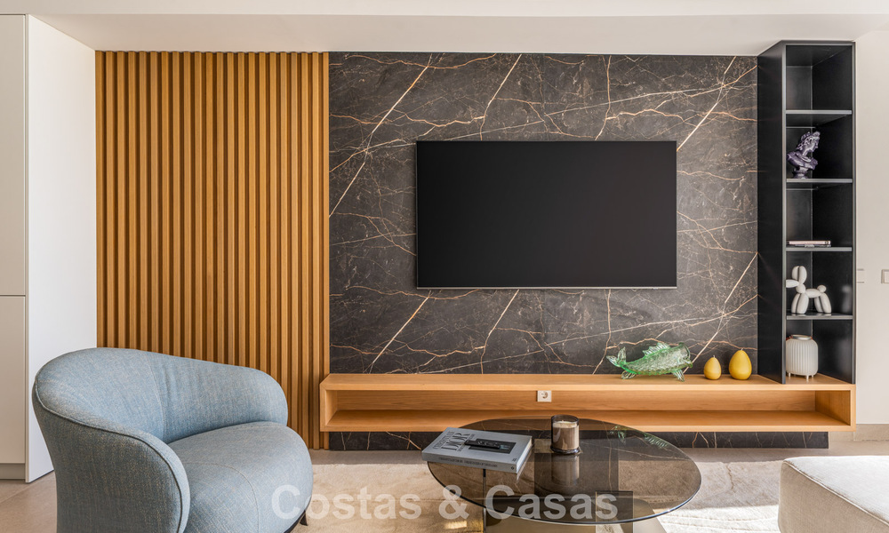 Apartamento de lujo renovado con vistas al mar en venta en la codiciada Nueva Andalucía, Marbella 794136