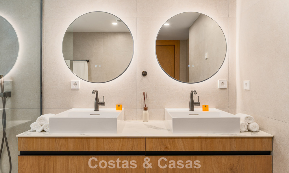 Apartamento de lujo renovado con vistas al mar en venta en la codiciada Nueva Andalucía, Marbella 794137