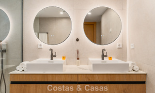 Apartamento de lujo renovado con vistas al mar en venta en la codiciada Nueva Andalucía, Marbella 794137 