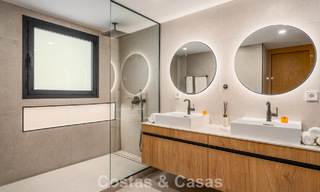 Apartamento de lujo renovado con vistas al mar en venta en la codiciada Nueva Andalucía, Marbella 794138 