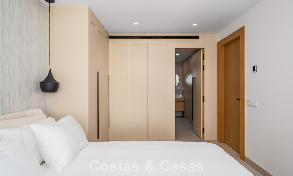 Apartamento de lujo renovado con vistas al mar en venta en la codiciada Nueva Andalucía, Marbella 794139