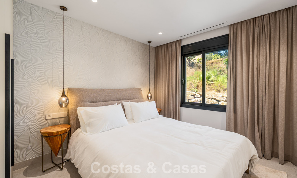 Apartamento de lujo renovado con vistas al mar en venta en la codiciada Nueva Andalucía, Marbella 794140