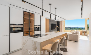 Apartamento de lujo renovado con vistas al mar en venta en la codiciada Nueva Andalucía, Marbella 794144 