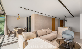 Apartamento de lujo renovado con vistas al mar en venta en la codiciada Nueva Andalucía, Marbella 794146 