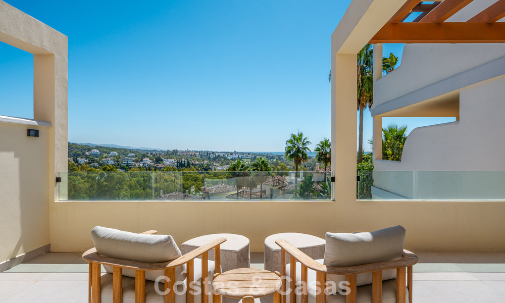 Apartamento de lujo renovado con vistas al mar en venta en la codiciada Nueva Andalucía, Marbella 794147