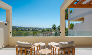 Apartamento de lujo renovado con vistas al mar en venta en la codiciada Nueva Andalucía, Marbella 794147 