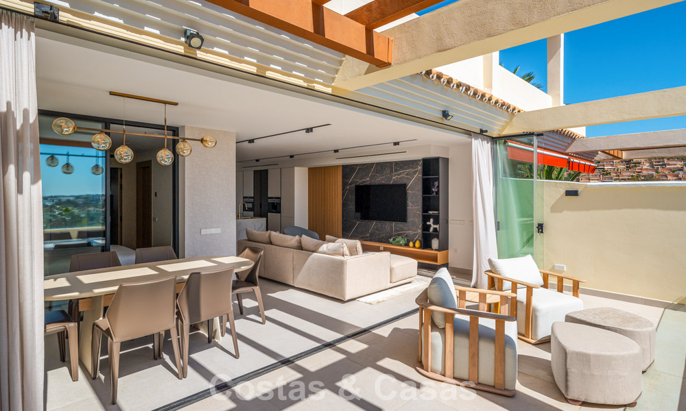 Apartamento de lujo renovado con vistas al mar en venta en la codiciada Nueva Andalucía, Marbella 794148