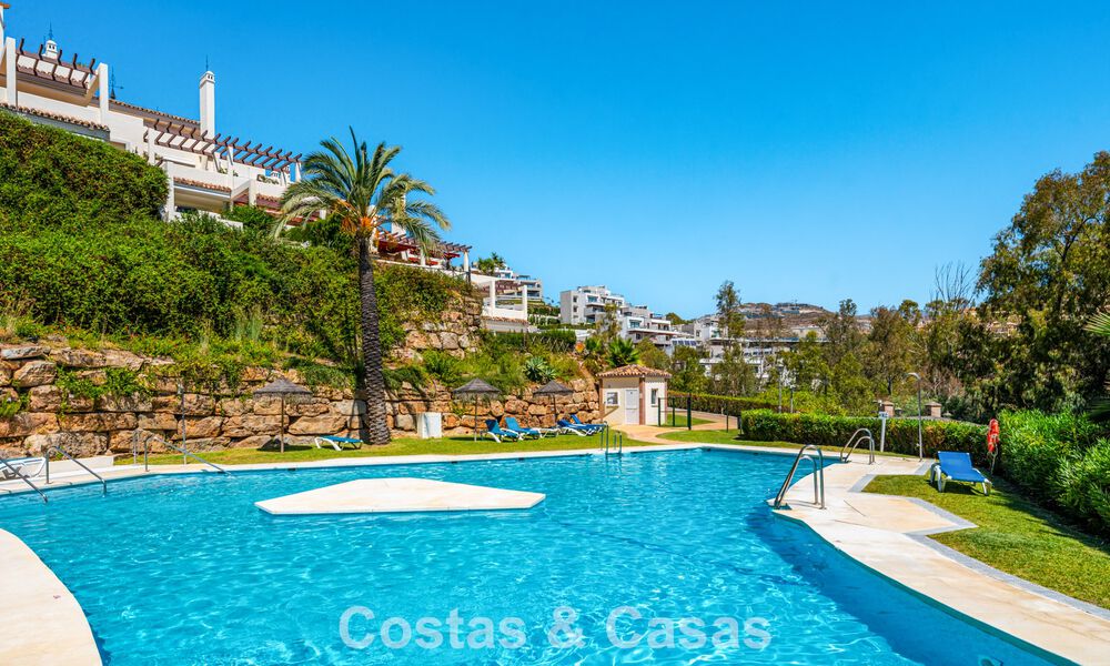 Apartamento de lujo renovado con vistas al mar en venta en la codiciada Nueva Andalucía, Marbella 794152