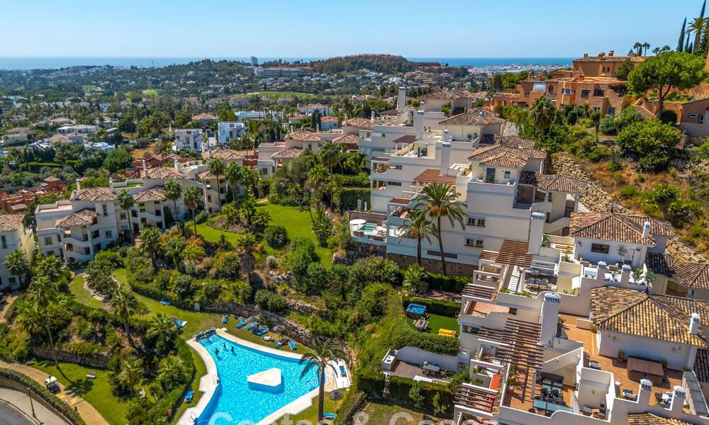 Apartamento de lujo renovado con vistas al mar en venta en la codiciada Nueva Andalucía, Marbella 794154