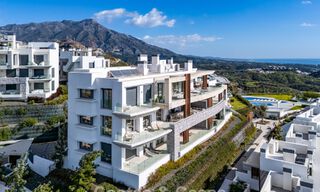 Amplio apartamento contemporáneo, listo para entrar a vivir en venta en las colinas de la Quinta en Marbella - Benahavís 794374 