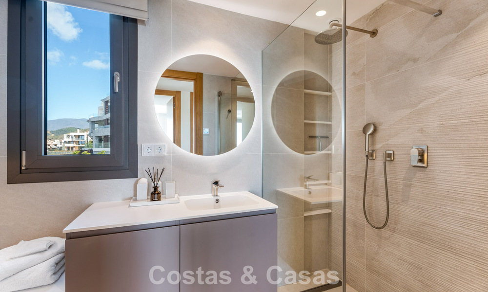 Amplio apartamento contemporáneo, listo para entrar a vivir en venta en las colinas de la Quinta en Marbella - Benahavís 794385