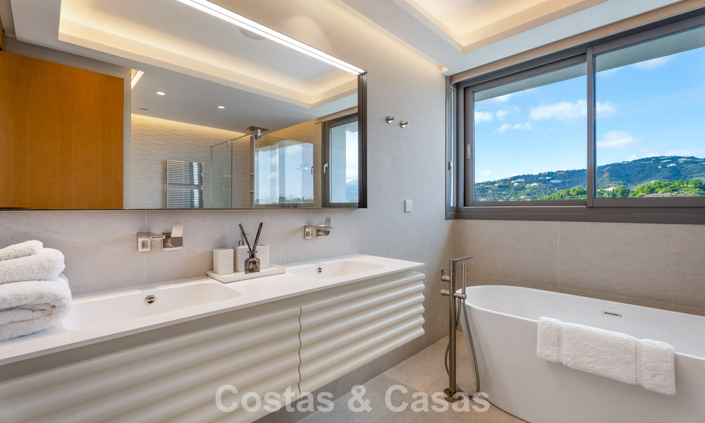 Amplio apartamento contemporáneo, listo para entrar a vivir en venta en las colinas de la Quinta en Marbella - Benahavís 794390