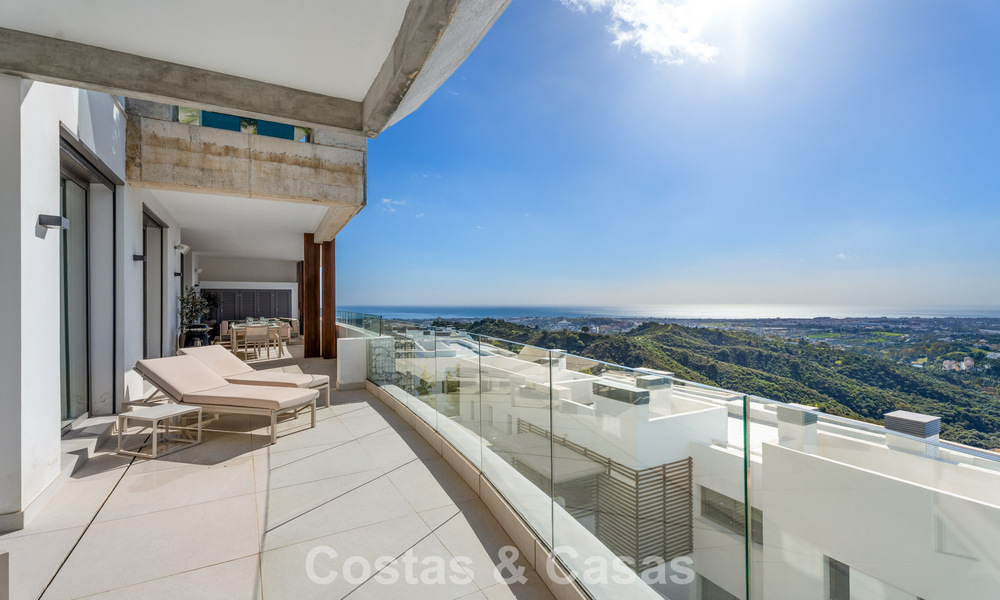 Amplio apartamento contemporáneo, listo para entrar a vivir en venta en las colinas de la Quinta en Marbella - Benahavís 794394