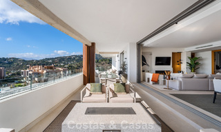 Amplio apartamento contemporáneo, listo para entrar a vivir en venta en las colinas de la Quinta en Marbella - Benahavís 794397 