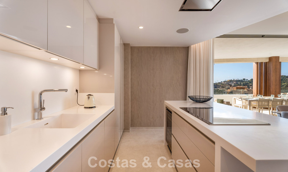 Amplio apartamento contemporáneo, listo para entrar a vivir en venta en las colinas de la Quinta en Marbella - Benahavís 794407
