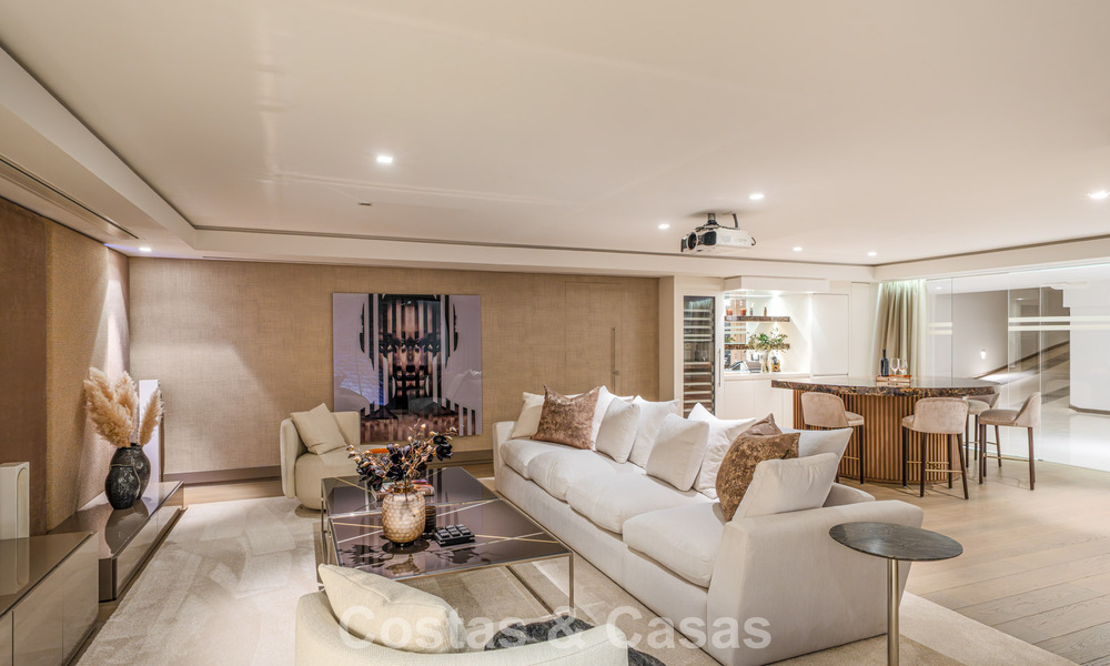 Prestigiosa villa pareada moderna renovada en venta, segunda línea de playa en Puente Romano en la Milla de Oro de Marbella 794443