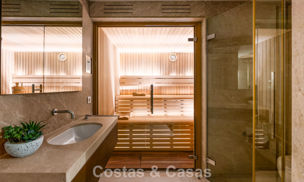 Prestigiosa villa pareada moderna renovada en venta, segunda línea de playa en Puente Romano en la Milla de Oro de Marbella 794445