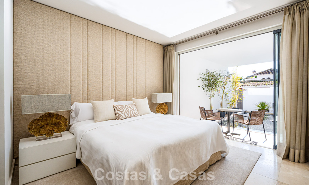 Prestigiosa villa pareada moderna renovada en venta, segunda línea de playa en Puente Romano en la Milla de Oro de Marbella 794446