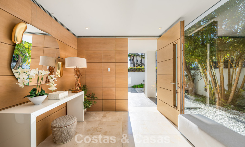 Prestigiosa villa pareada moderna renovada en venta, segunda línea de playa en Puente Romano en la Milla de Oro de Marbella 794447