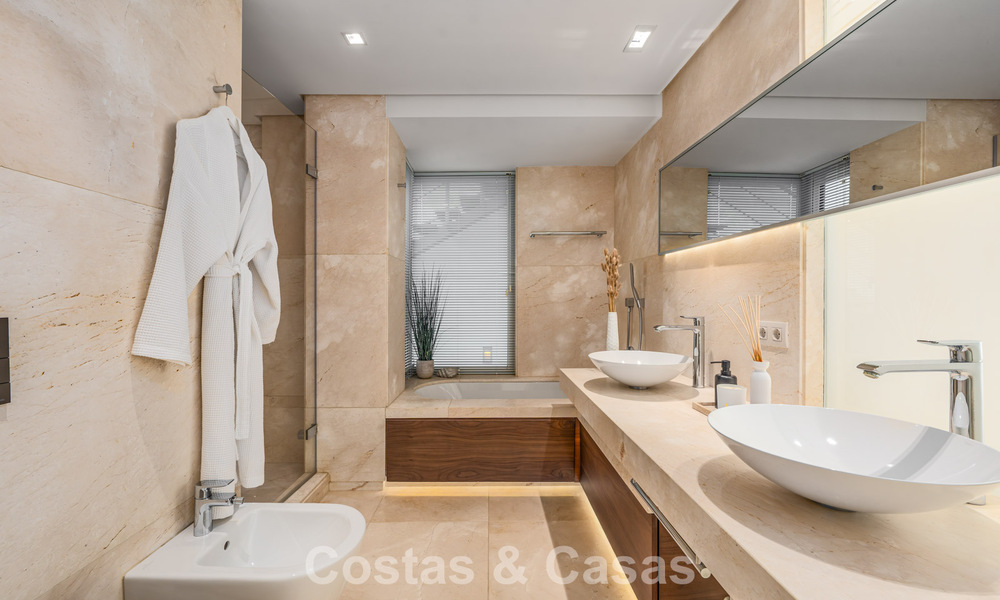 Prestigiosa villa pareada moderna renovada en venta, segunda línea de playa en Puente Romano en la Milla de Oro de Marbella 794448