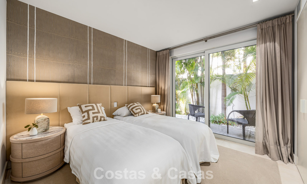 Prestigiosa villa pareada moderna renovada en venta, segunda línea de playa en Puente Romano en la Milla de Oro de Marbella 794450