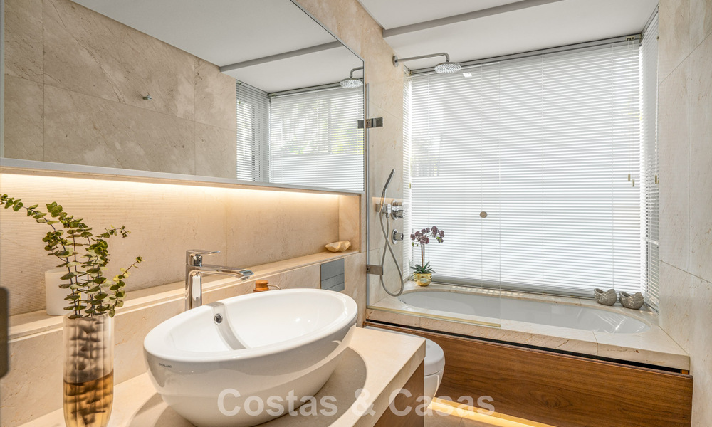 Prestigiosa villa pareada moderna renovada en venta, segunda línea de playa en Puente Romano en la Milla de Oro de Marbella 794451