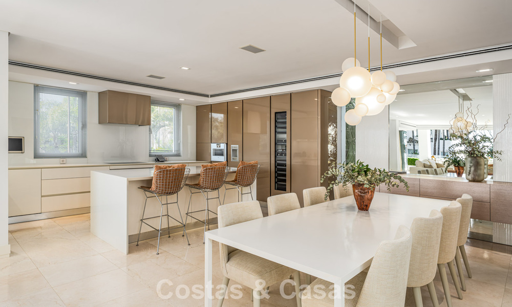 Prestigiosa villa pareada moderna renovada en venta, segunda línea de playa en Puente Romano en la Milla de Oro de Marbella 794452