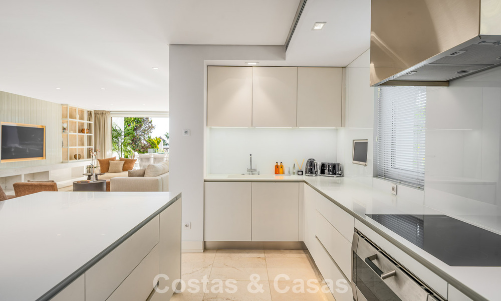 Prestigiosa villa pareada moderna renovada en venta, segunda línea de playa en Puente Romano en la Milla de Oro de Marbella 794453