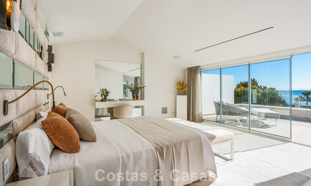 Prestigiosa villa pareada moderna renovada en venta, segunda línea de playa en Puente Romano en la Milla de Oro de Marbella 794454